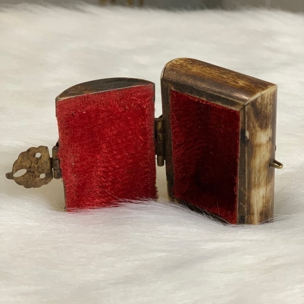 Vintage MINI TREASURE BONE BOX MINI GEM STUDDED BRASS WOOD | RED FABRIC LINING - Picture 4 of 7